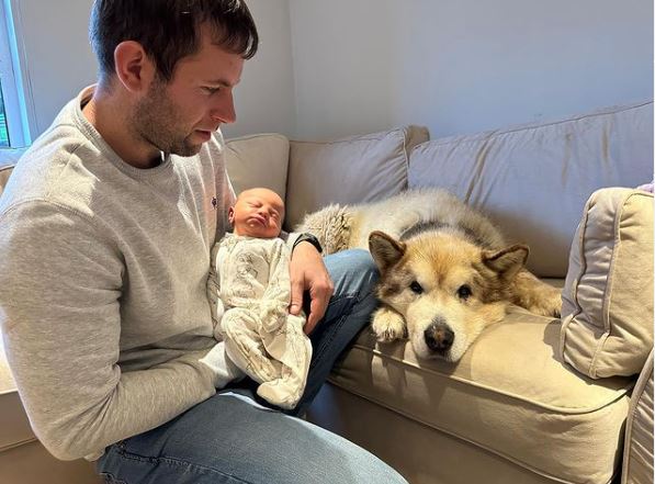 Golden retriever falls in love with newborn baby and won’t leave his side - Animal Blog