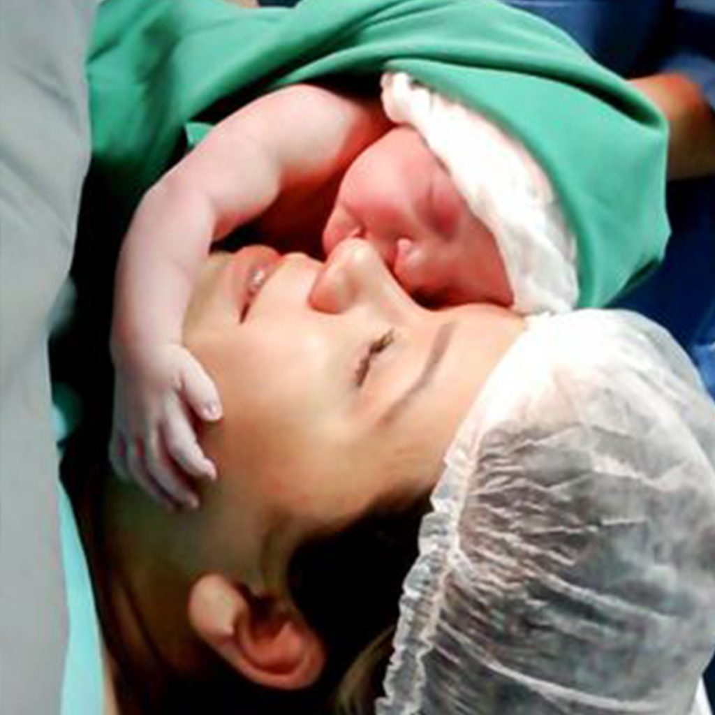 Infant Holds Mom Tightly Seconds After Birth: Love At First Sight - movingworl.com