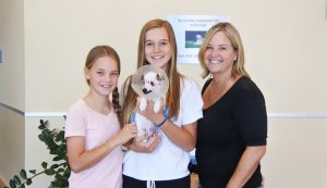 The family adopts the “unusual-looking” puppy despite her scars. – AmazingUnitedState.Com