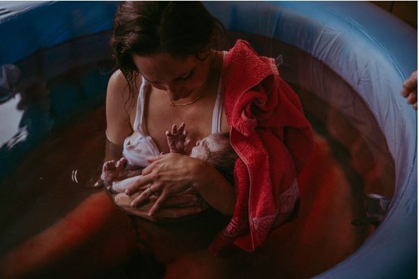The 10 Most Beautiful Birth Photographs, Documenting Important Moments During the Whole Delivery Process