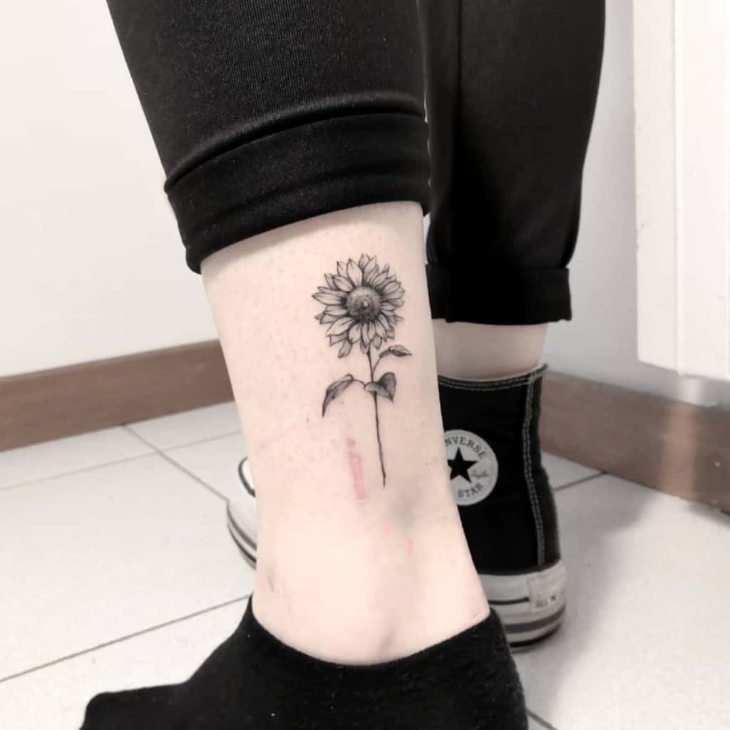 135+ Sunflower tattoo ideas: A reminder of joyful energy with you wherever you go