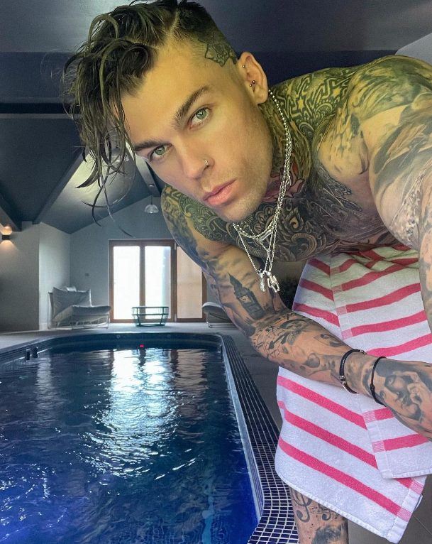 From Ink to Icon: Discovering the Allure of Stephen James, the Tattooed Model Redefining Beauty Standards.
