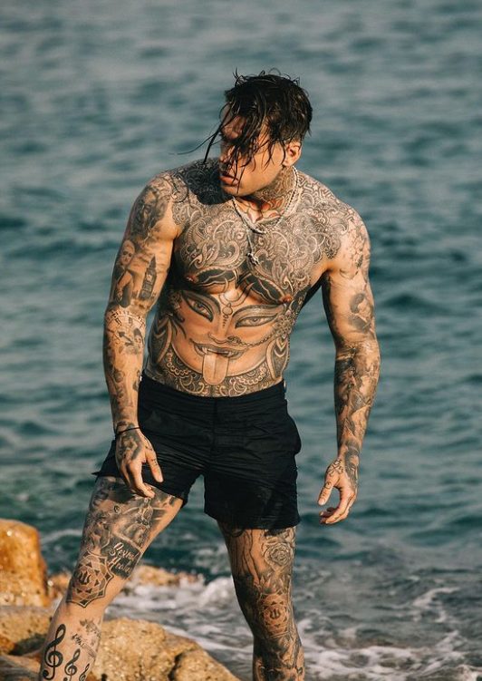 From Ink to Icon: Discovering the Allure of Stephen James, the Tattooed Model Redefining Beauty Standards.