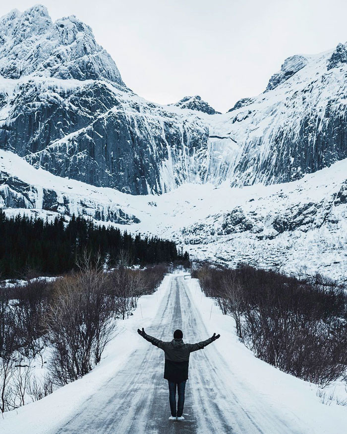 A man photographs a very rare white baby reindeer while hiking in Norway. – AmazingUnitedState.Com