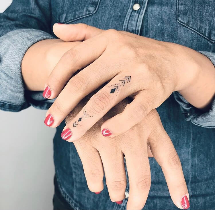 40+ Finger Tattoo Ideas