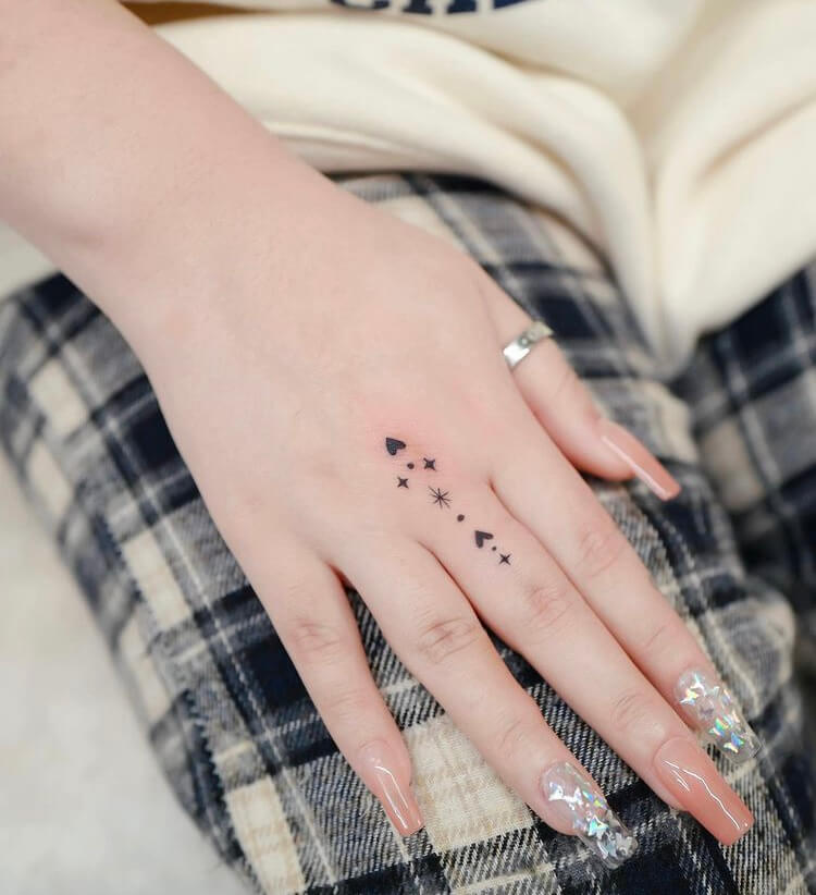 40+ Finger Tattoo Ideas