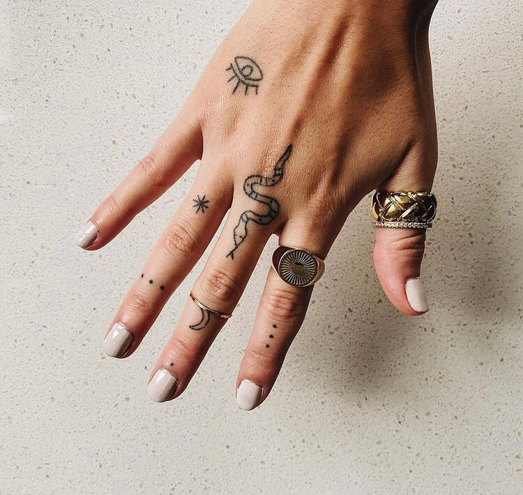 40+ Finger Tattoo Ideas