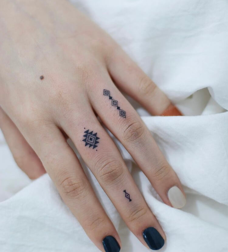 40+ Finger Tattoo Ideas