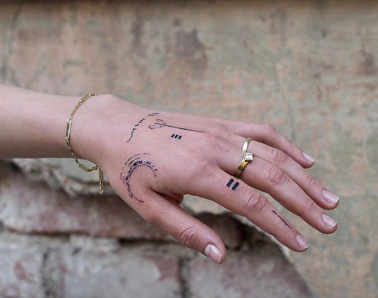 40+ Finger Tattoo Ideas