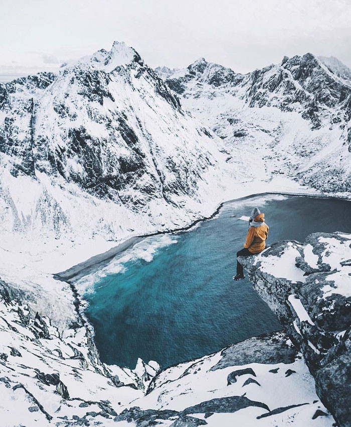 A man photographs a very rare white baby reindeer while hiking in Norway. – AmazingUnitedState.Com