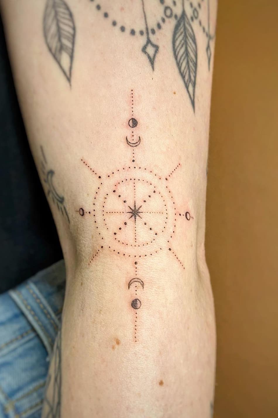 31+ Classic and always trending compass tattoo: Symbolizes confidence, courage & independence