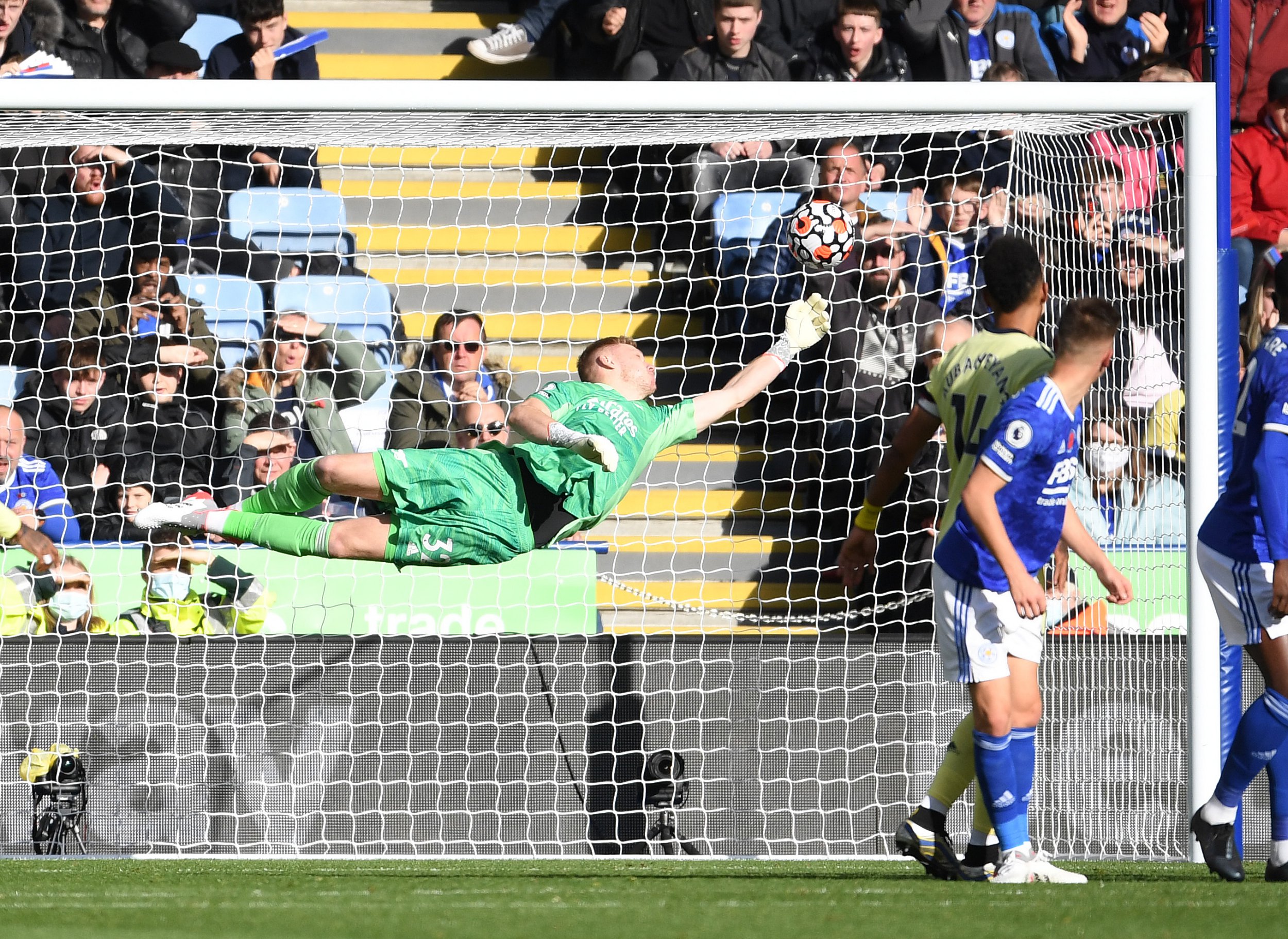 Peter Schmeichel hails Aaron Ramsdale save after Arsenal beat Leicester City | Football | Metro News