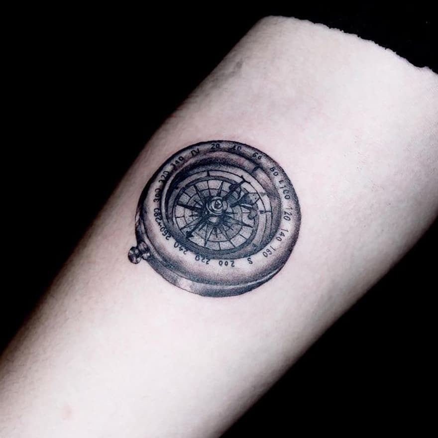 31+ Classic and always trending compass tattoo: Symbolizes confidence, courage & independence