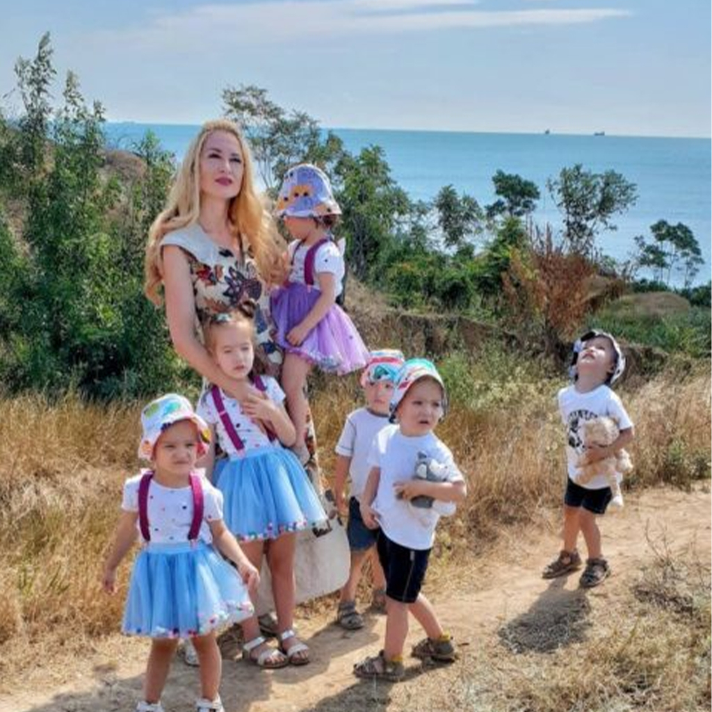 A mother of quintuplets becomes a single mother after the birth of her children, but it is her bravery that we admire.