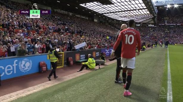 Man Utd striker Marcus Rashford hobbles off with an injury