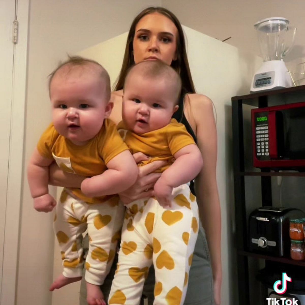 ‘Tiny’ 5’3″ mother of twins who weigh 21 LBS astounds everyone with the size of her gigantic 𝘤𝘩𝘪𝘭𝘥ren