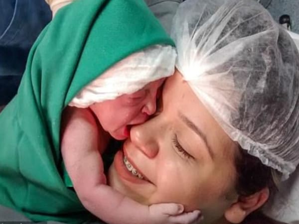 The Emotional Moment A Newborn Baby Clings On To Her Mother’s Face After Being Born