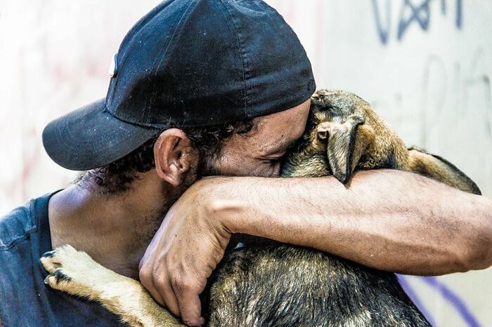 Account On Instagram Shows The Friendship Between Brazilian Homeless People And Their Dogs (183 Pics)