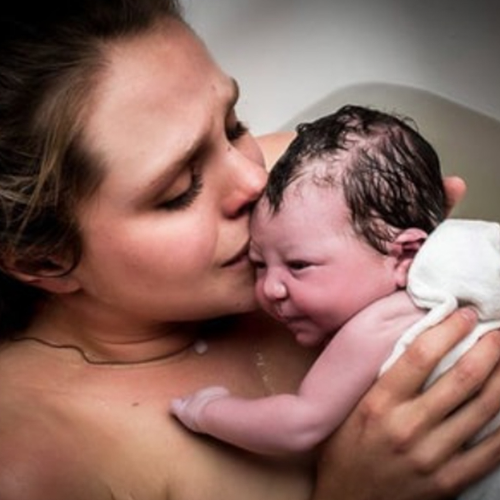 10 Stunningly Natural Pictures of Moms Holding Their Babies for the First Time