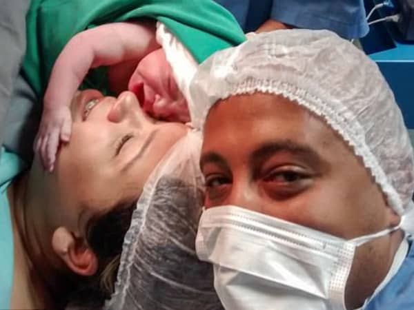 The Emotional Moment A Newborn Baby Clings On To Her Mother’s Face After Being Born