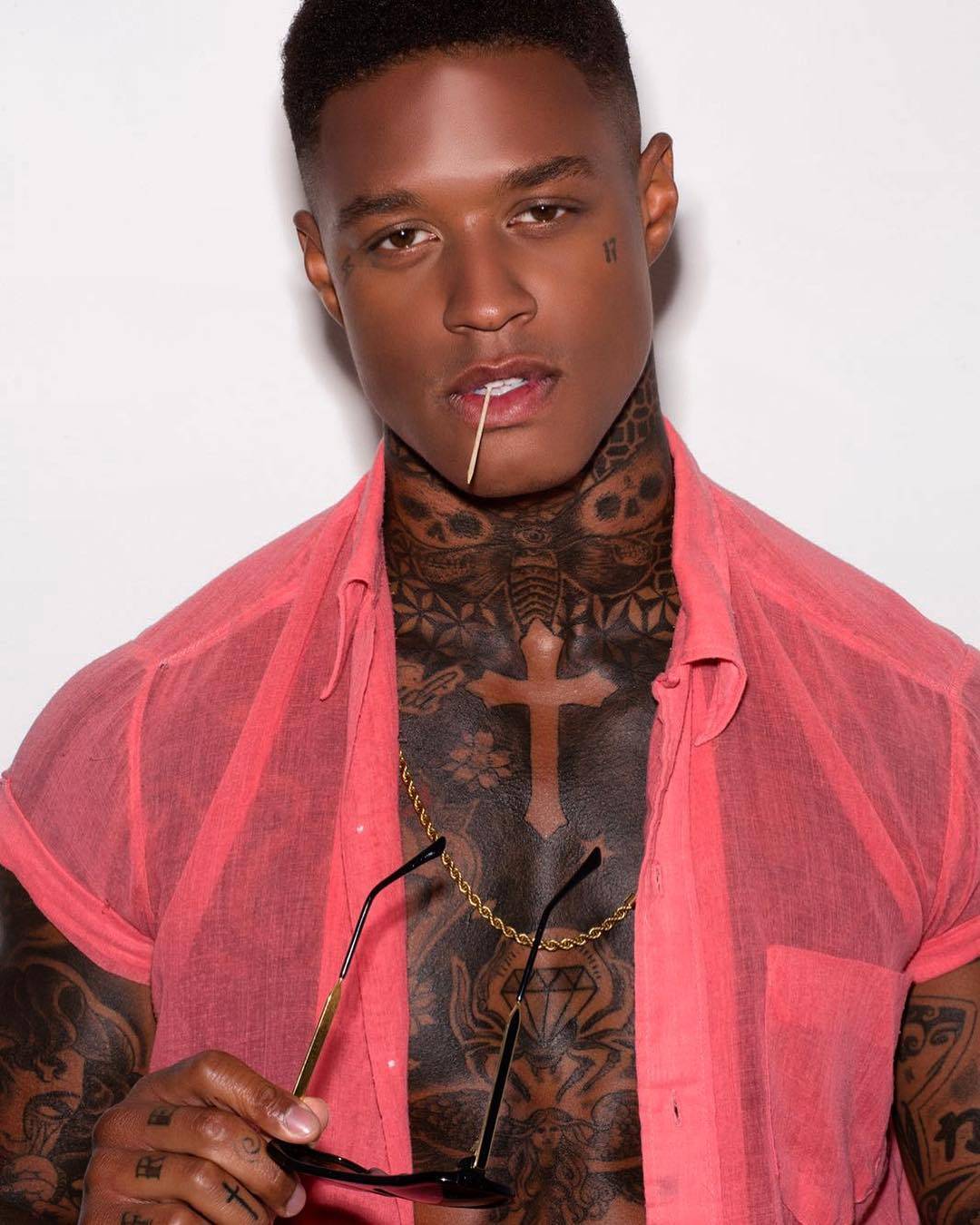 The most beautiful tattoos on the famous model Tyrone Hermitt’s body make everyone fall in love – znice.info