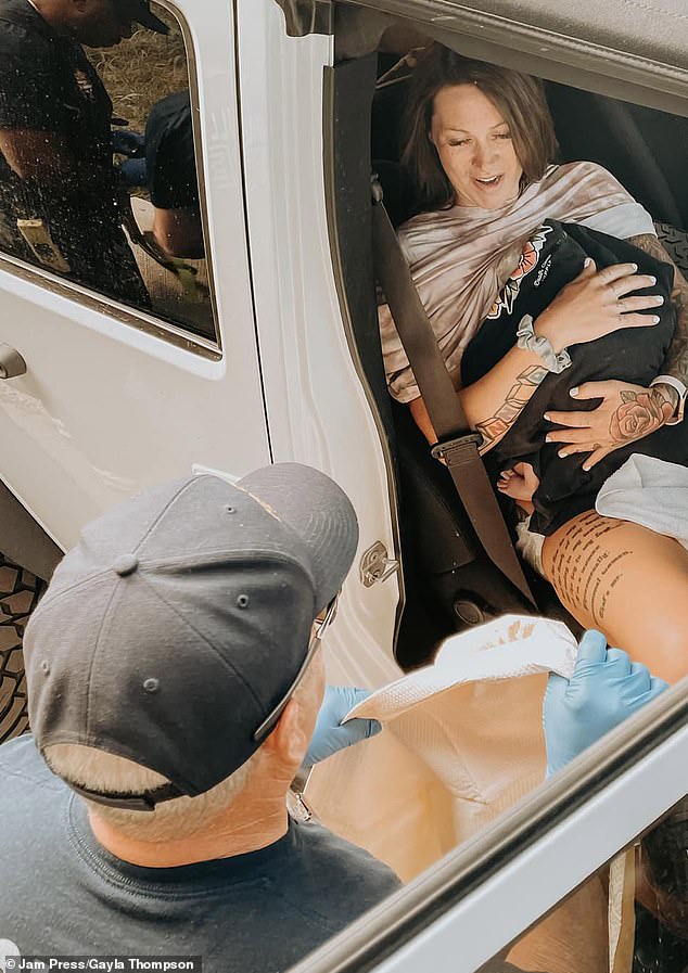 Tennessee woman gives birth on a HIGHWAY with the help of her delivery driver husband | Daily Mail Online