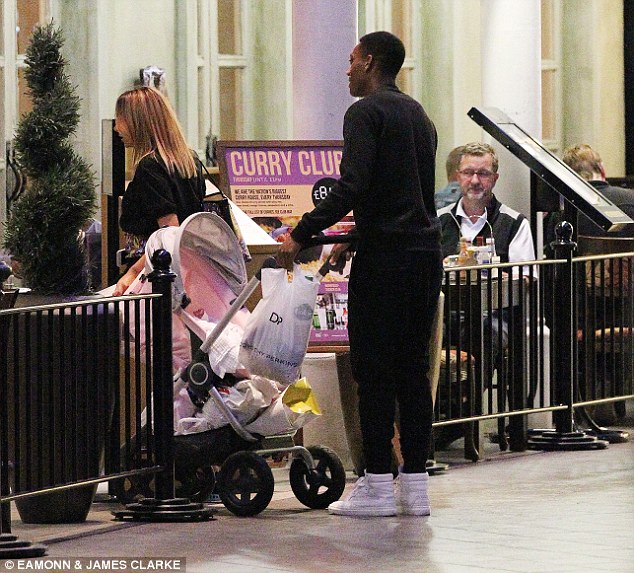  Anthony Martial's sмall faмily hangs out. 