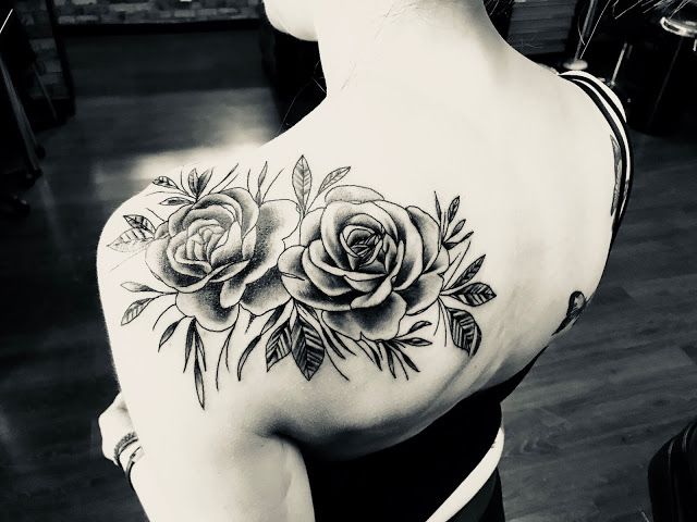 23 tatuagens femininas de flores para os ombros | Tatuagem de flores para ombro, Tatuagem de rosa no ombro, Tatuagem mulher