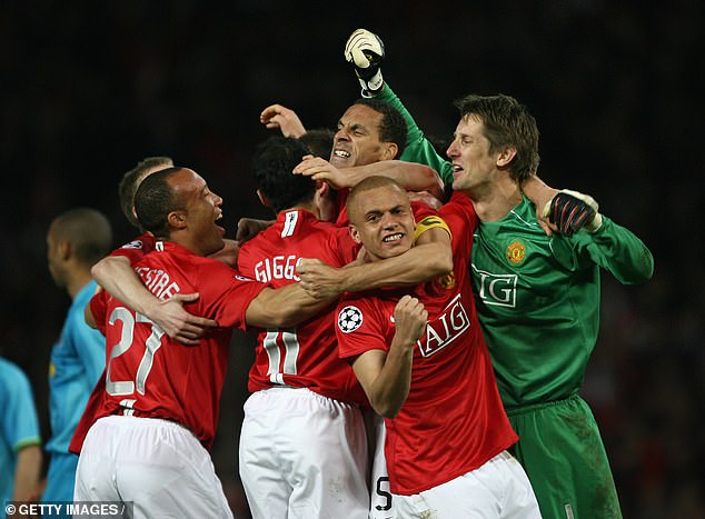 Brown (second right) celebrates with his Manchester United teaм-мates after they reached the Chaмpions League final Ƅy Ƅeating Barcelona in 2008