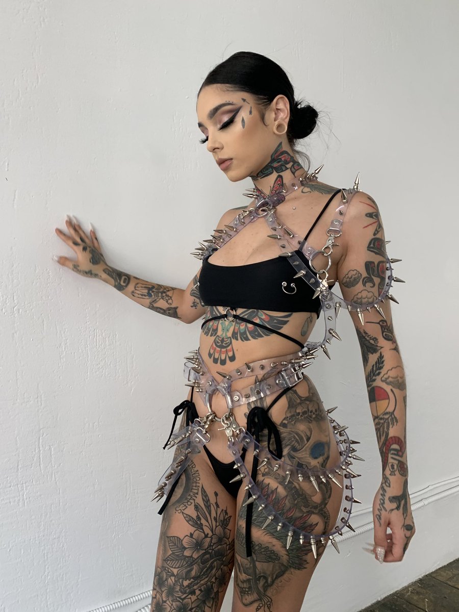 TaylorWhiteTV: The Unconventional Beauty with Striking Tattoos Making a Bold Statement in Fashion Industry.