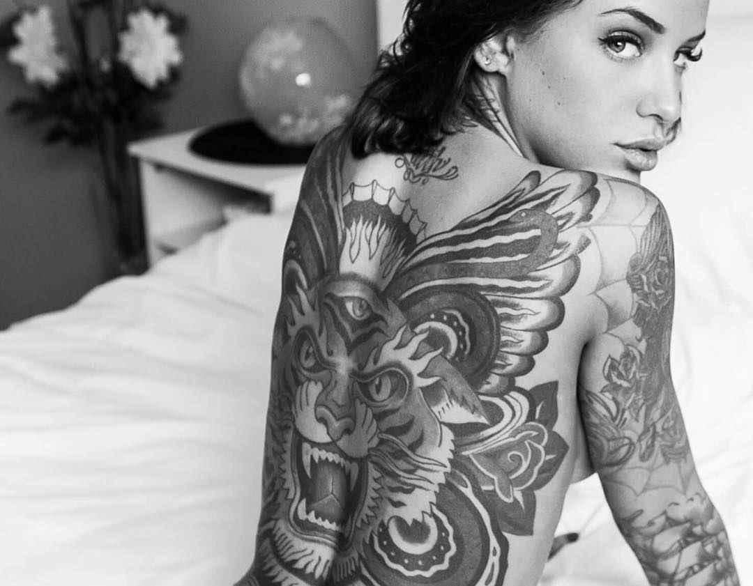 Laurence Bédard: The Rebel Model Who is Changing the Game with Her Bold Tattoos - mysteriousevent.com