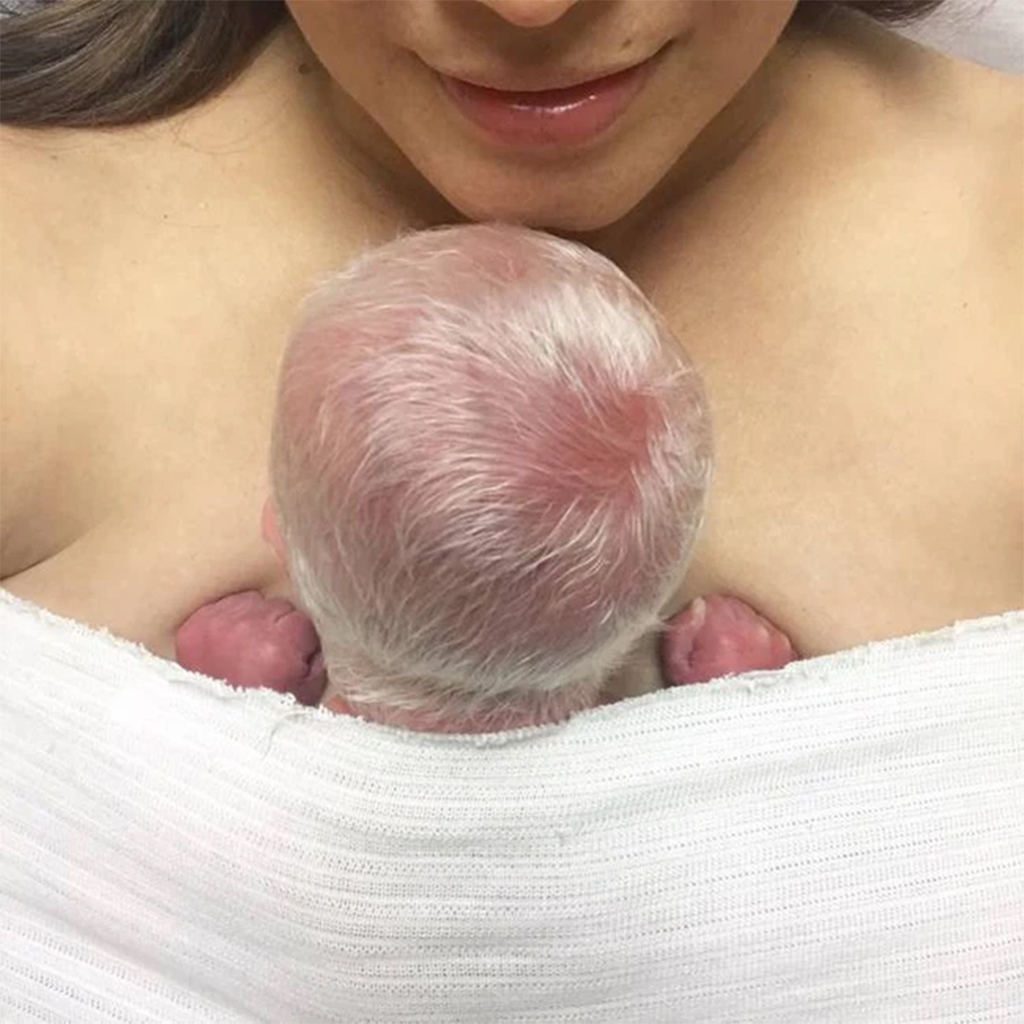 Mum was overjoyed when her baby was born with striking white hair - movingworl.com