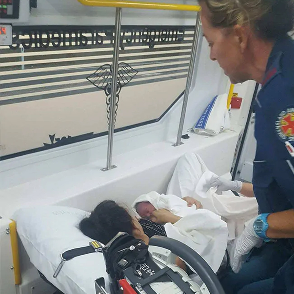 A Queensland lady gives birth to her kid on the side of the road.