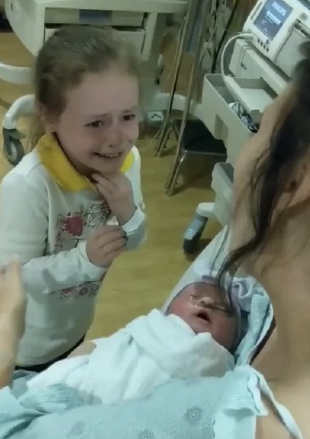 Little Girl Begins To Cry With Joy As Soon As She Sees Her Newborn Sister For The First Time In Her Mother Arms