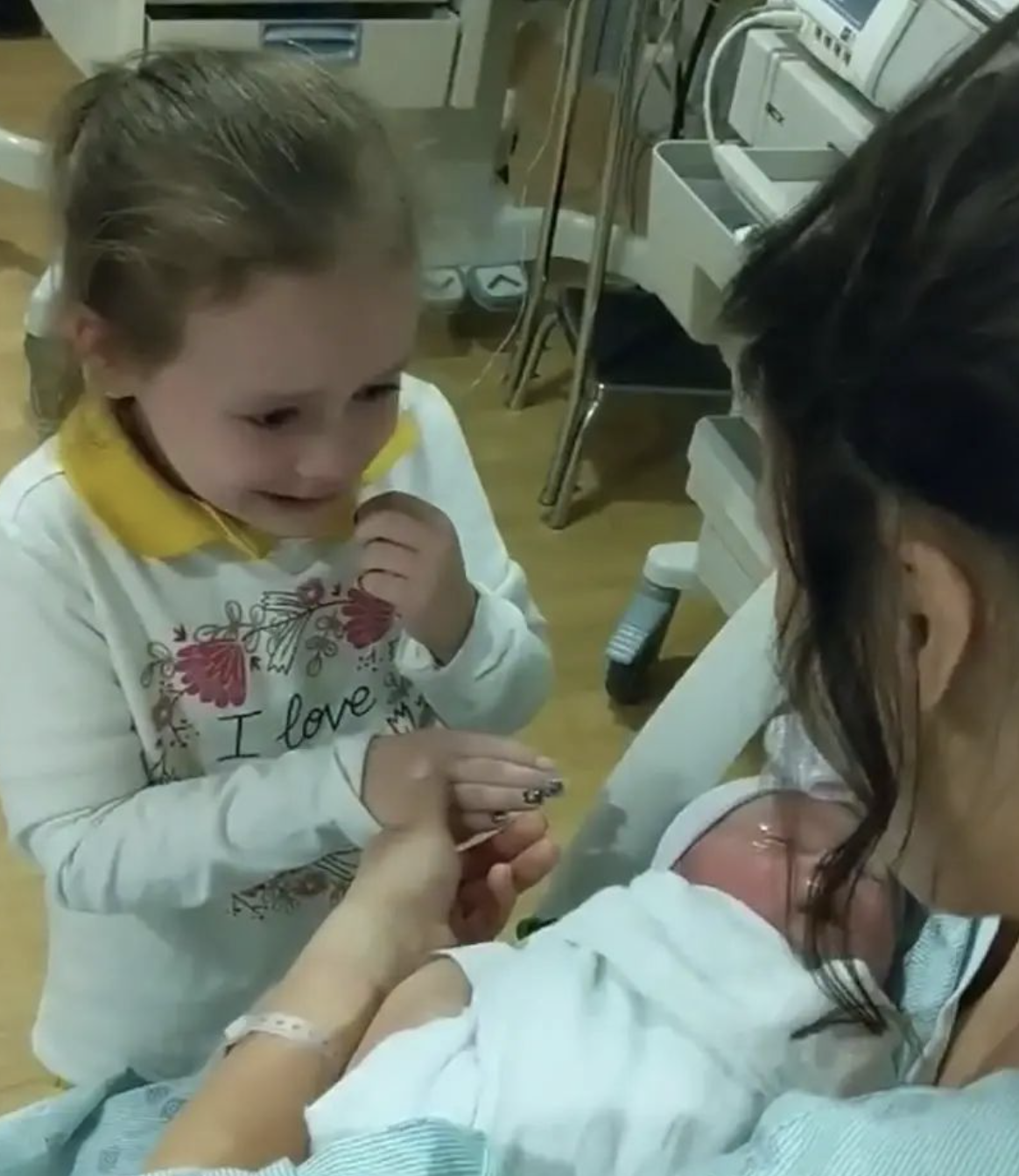 Little Girl Begins To Cry With Joy As Soon As She Sees Her Newborn Sister For The First Time In Her Mother Arms