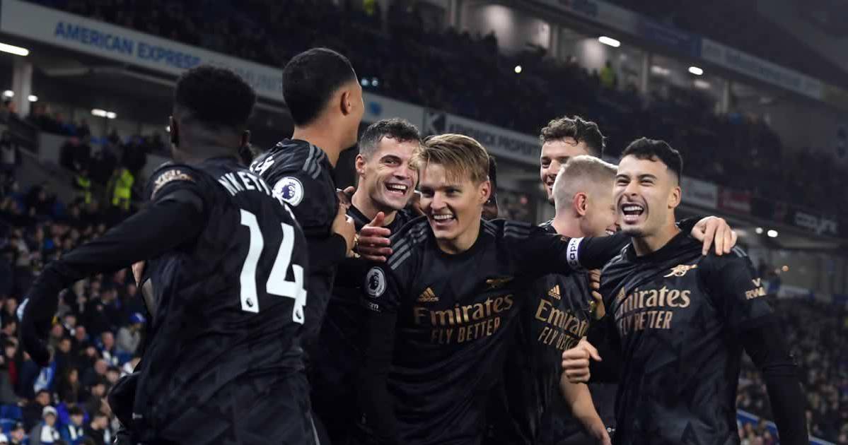 Arsenal aprovecha resbalón del Manchester City y amplía su ventaja