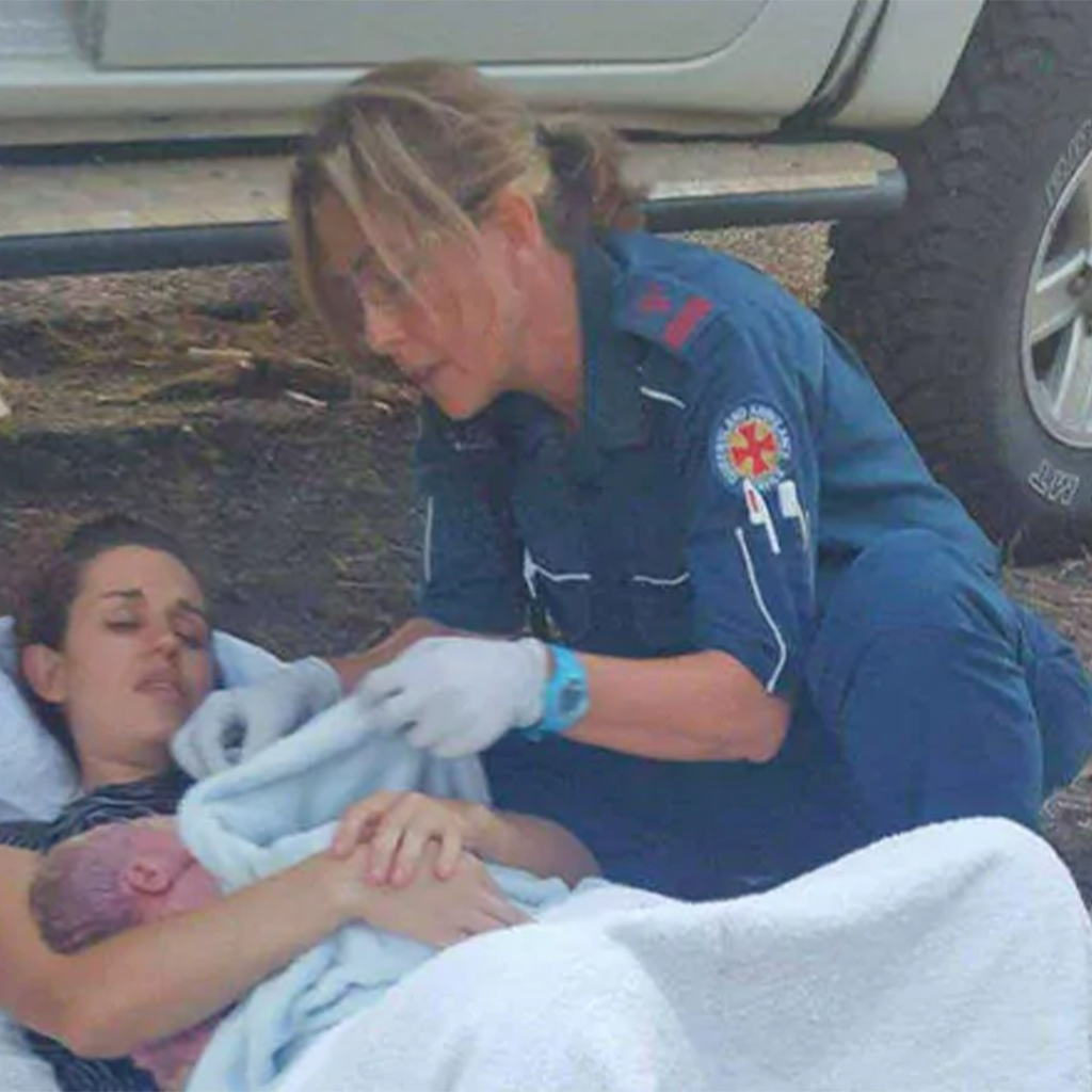 A Queensland lady gives birth to her kid on the side of the road.