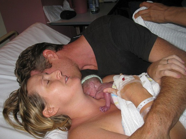 The baby was brought back to life by the parents' warm embrace. - movingworl.com