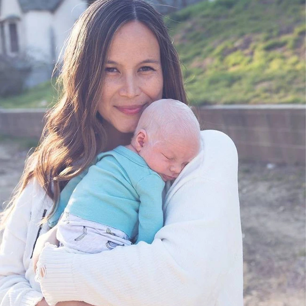 Mum was overjoyed when her baby was born with striking white hair - movingworl.com