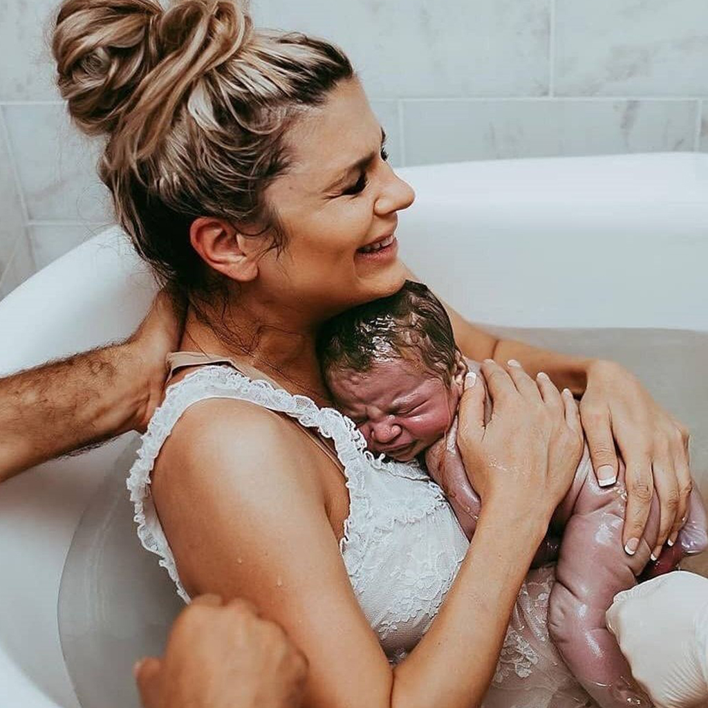 10 Stunningly Natural Pictures of Moms Holding Their Babies for the First Time