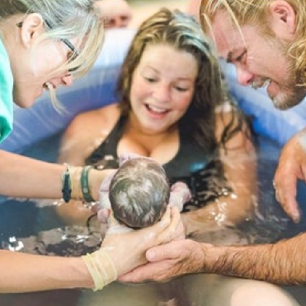 10 Stunningly Natural Pictures of Moms Holding Their Babies for the First Time