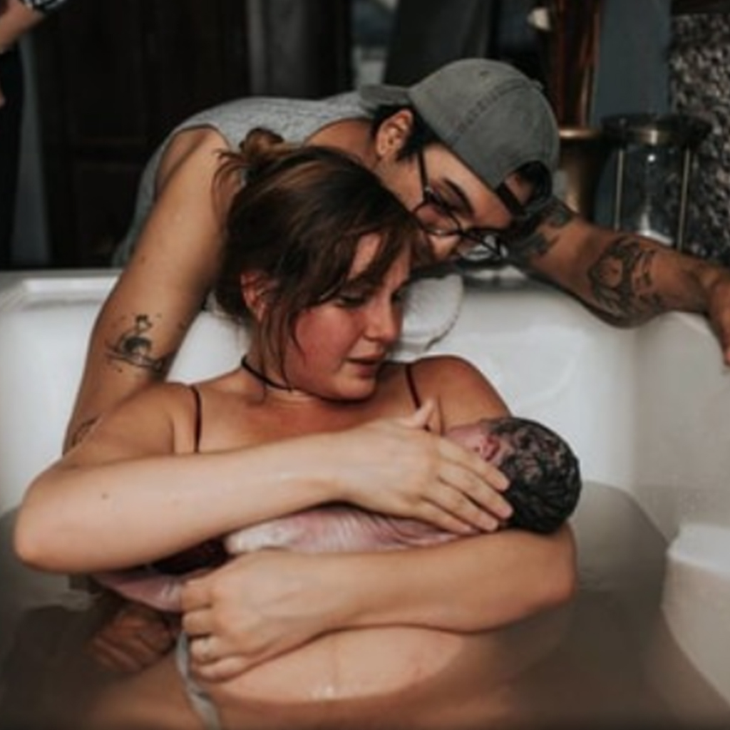 10 Stunningly Natural Pictures of Moms Holding Their Babies for the First Time