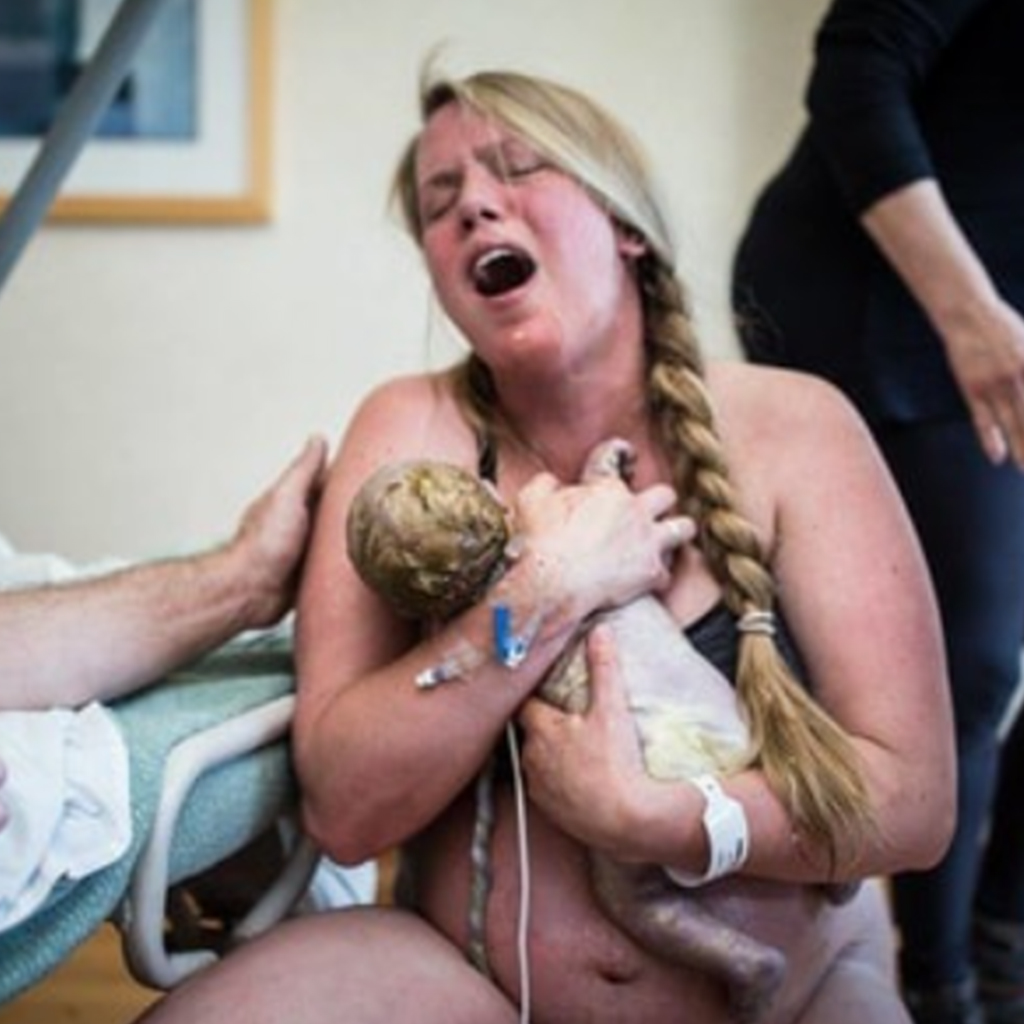 10 Stunningly Natural Pictures of Moms Holding Their Babies for the First Time