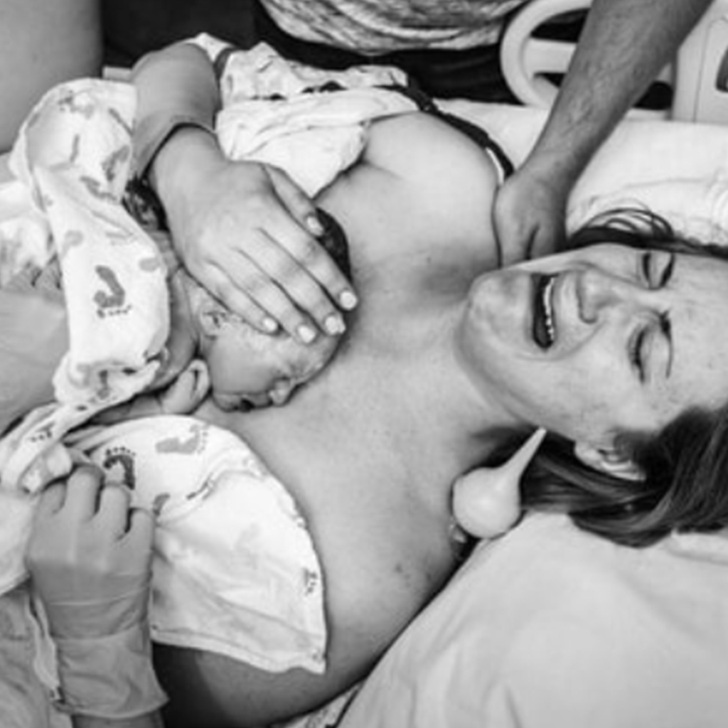 10 Stunningly Natural Pictures of Moms Holding Their Babies for the First Time