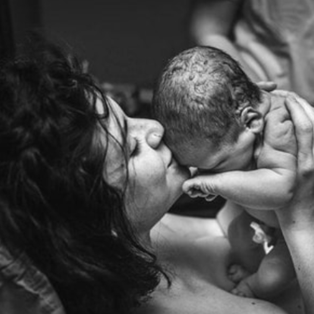 10 Stunningly Natural Pictures of Moms Holding Their Babies for the First Time