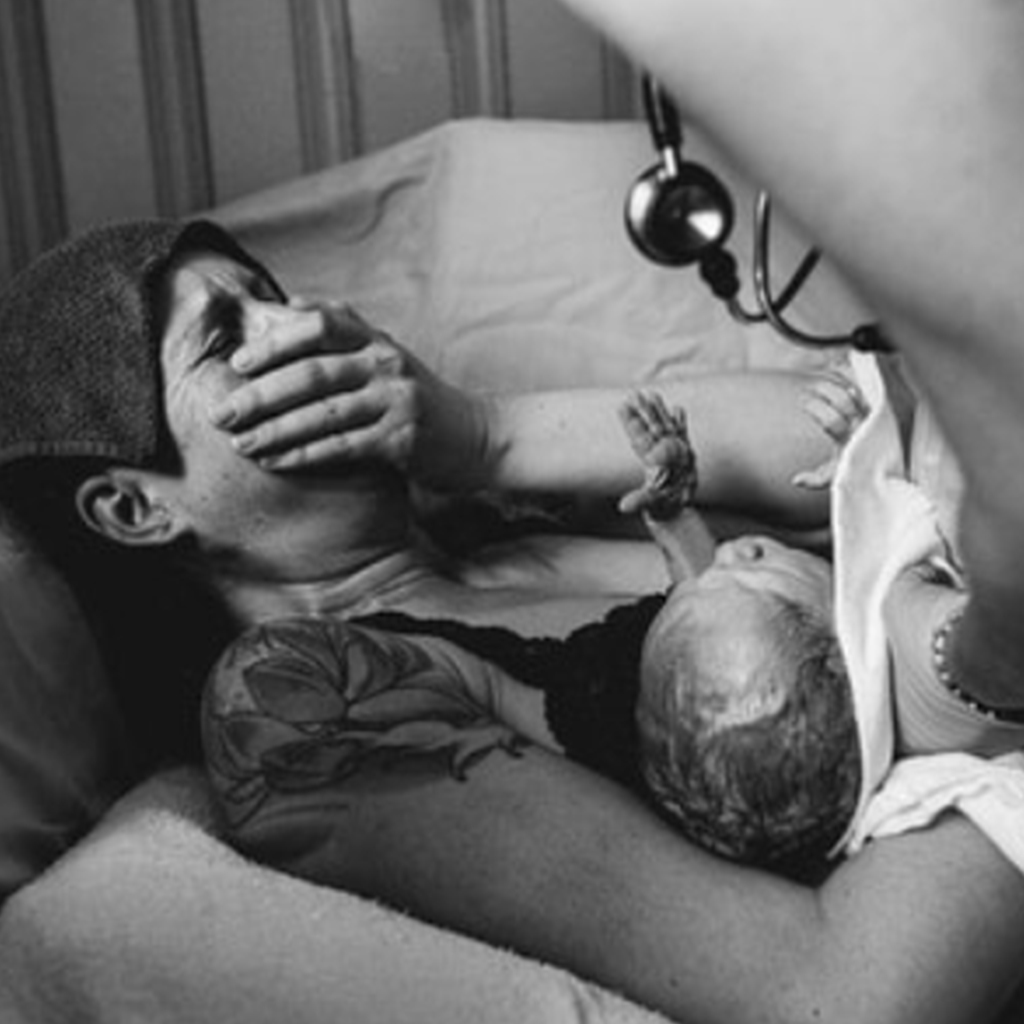 10 Stunningly Natural Pictures of Moms Holding Their Babies for the First Time