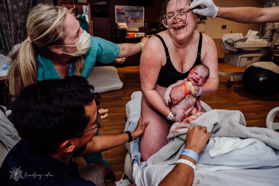 16 Amazing Birth Pictures That Demonstrate the Power And Beauty of Childbirth