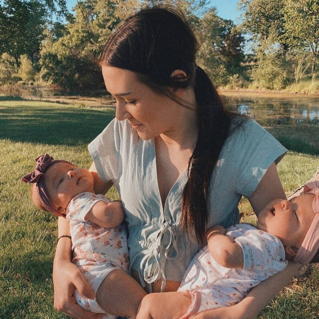 ‘Tiny’ 5’3″ mother of twins who weigh 21 LBS astounds everyone with the size of her gigantic 𝘤𝘩𝘪𝘭𝘥ren