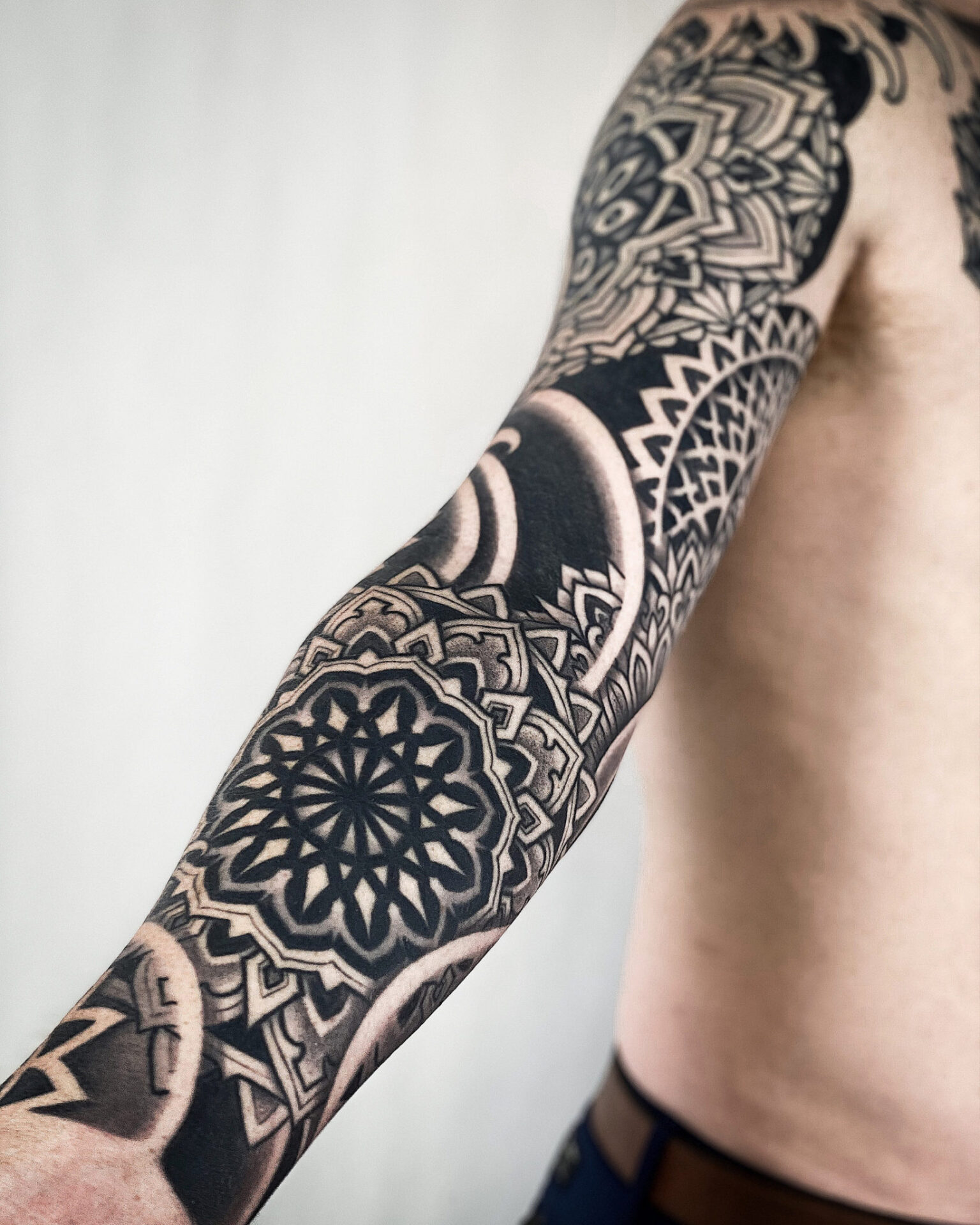 Tattoos on the hands help to polish men’s elegance and elegance