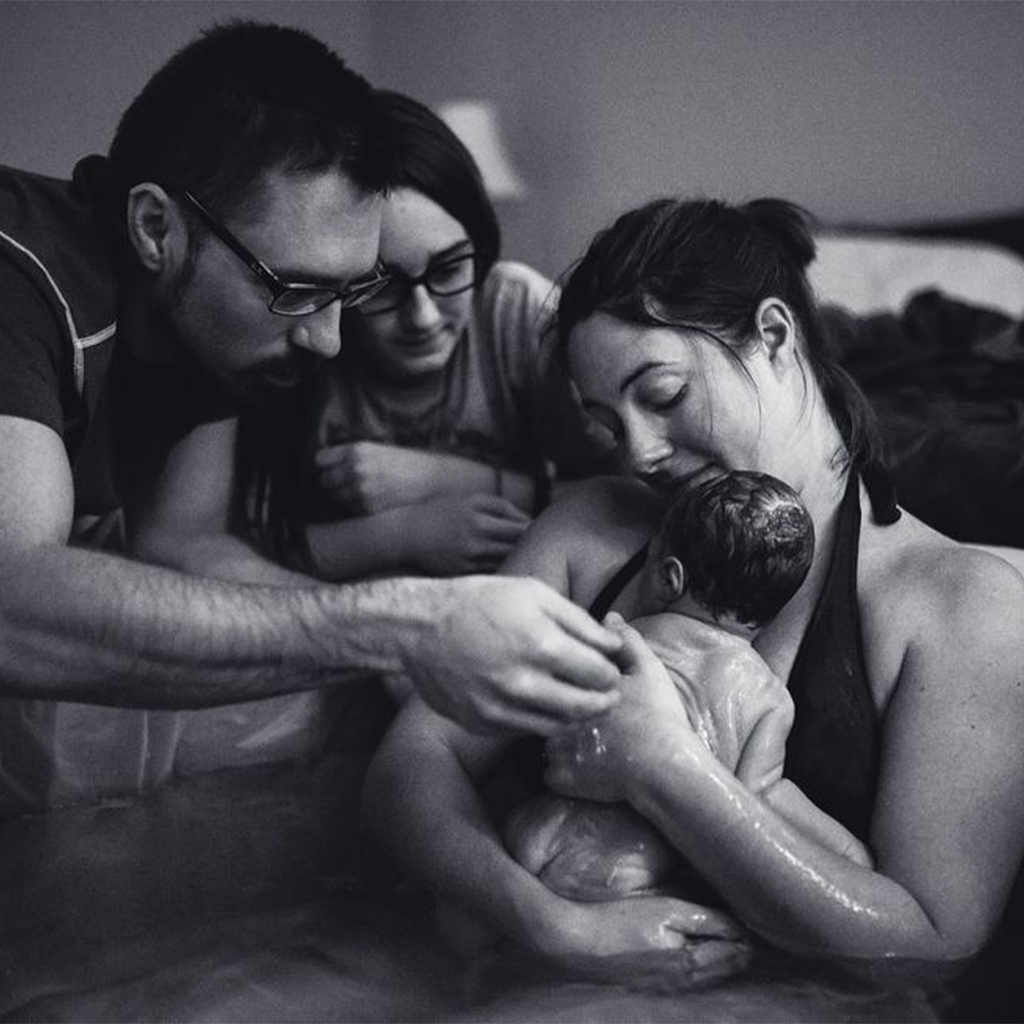 These twelve heart-wrenching photographs illustrate a real water birth.